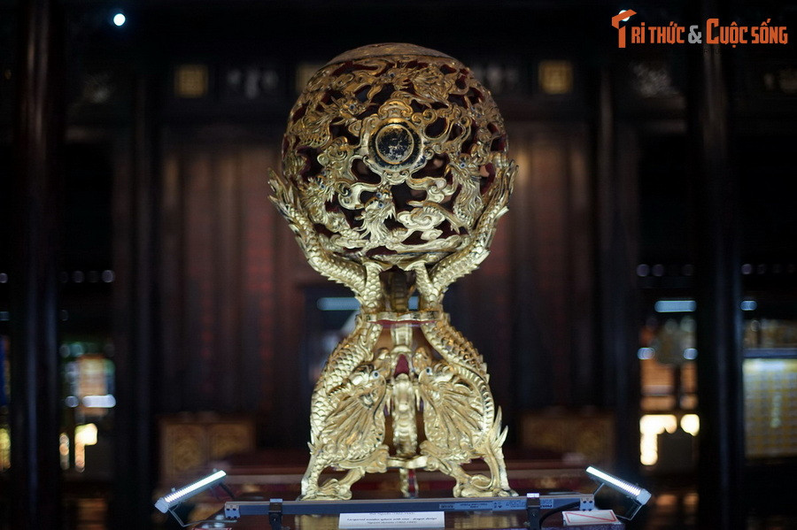 Đồ ngự dụng của vua Minh Mạng (1820-1841) thường là đồ sơn son thếp vàng, chạm khắc các đồ án tứ linh, tinh vân… như muốn thể hiện uy quyền của bậc quân vương. Ảnh: Quả cầu cửu long sơn thếp từng được bày trong cung vua triều Nguyễn (hiện vật của Bảo tàng Cổ vật Cung đình Huế).