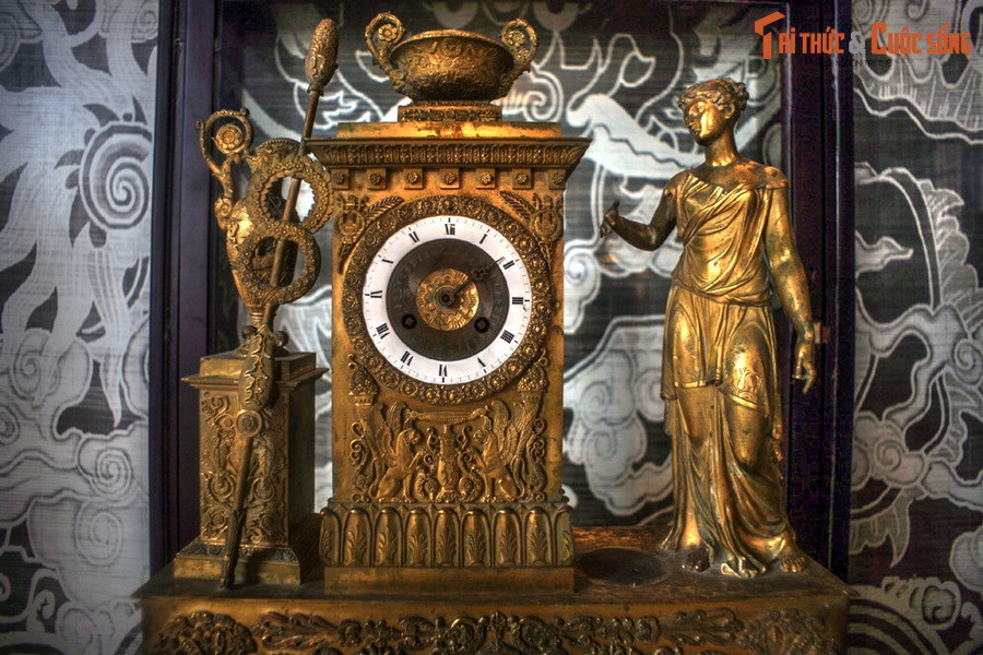 Vua Khải Định (1916-1925) lên kế vị khi người Pháp đã thôn tính xong nước Việt, văn hóa phương Tây đã xâm nhập vào tận cung cấm triều Nguyễn, nên đồ ngự dụng của ông vua này có sự thay đổi về cả hình thức, chất liệu, lẫn đề tài trang trí. Ảnh: Chiếc đồng hồ sản xuất ở Pháp của vua Khải Định (hiện vật của lăng Khải Định).