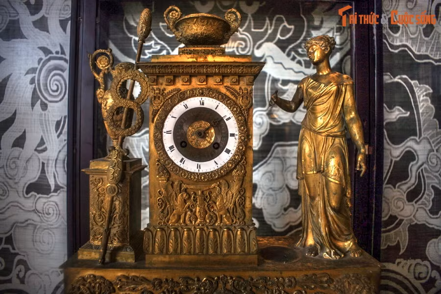 Vua Khải Định (1916-1925) lên kế vị khi người Pháp đã thôn tính xong nước Việt, văn hóa phương Tây đã xâm nhập vào tận cung cấm triều Nguyễn, nên đồ ngự dụng của ông vua này có sự thay đổi về cả hình thức, chất liệu, lẫn đề tài trang trí. Ảnh: Chiếc đồng hồ sản xuất ở Pháp của vua Khải Định (hiện vật của lăng Khải Định).