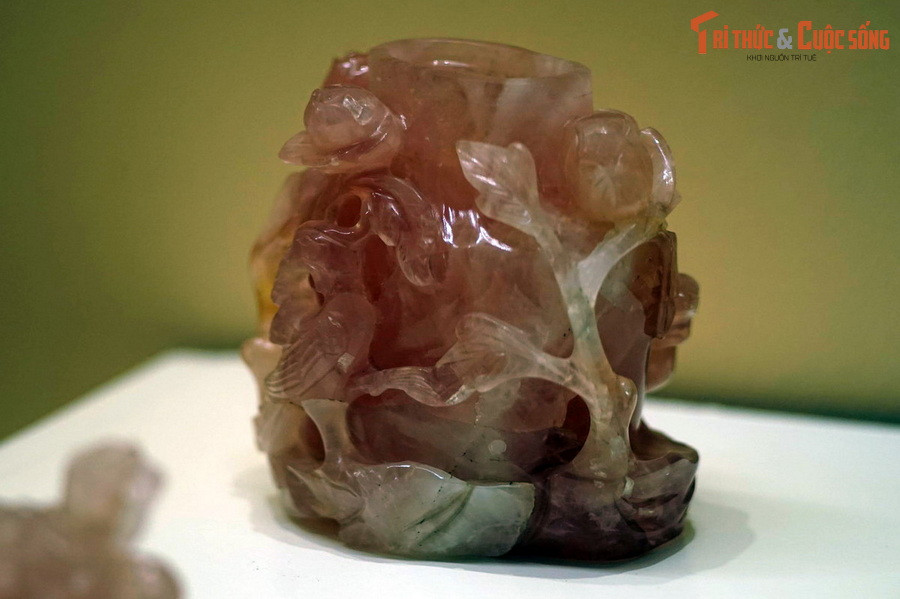 Vật liệu dùng làm đồ ngự dụng đều thuộc hạng cao cấp, thường là sản vật nổi tiếng do các tỉnh thành dâng lên, hay do các hộ biệt nạp trong cả nước tiến dụng, hoặc mua từ ngoại quốc. Ảnh: Lọ làm bằng ngọc hồng, đồ ngự dụng triều Nguyễn (hiện vật của Bảo tàng Lịch sử Quốc gia).