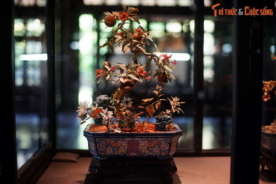 Sang đời Tự Đức (1848-1883), vua yêu văn chương, chuộng thi phú nên đồ vua dùng thường trang trí phong cảnh sơn thủy, nhân vật, hoa điểu, lại thích vẽ vời hơn chạm trổ, chuộng đan lát hơn đục khảm. Ảnh: Một bộ “Cành vàng lá ngọc” của triều Nguyễn (hiện vật của Bảo tàng Cổ vật Cung đình Huế).