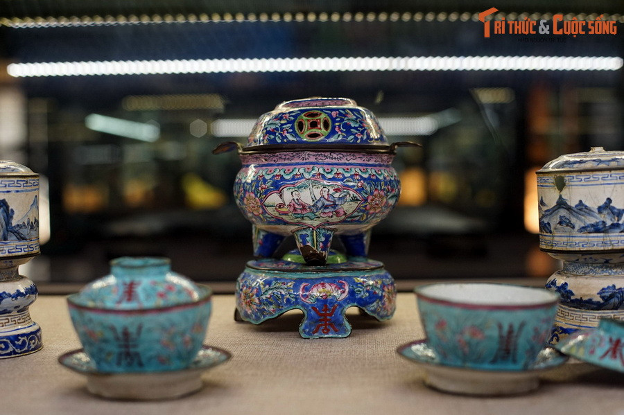 Thợ thuyền làm việc trong các ty/cục này đều là những bậc xảo thủ trong nghề, do triều đình chiêu mộ khắp cả nước, đưa về kinh hành nghề. Ảnh: Các món đồ pháp lam (đồng tráng men) ngự dụng triều Nguyễn (hiện vật của Bảo tàng Cổ vật Cung đình Huế).