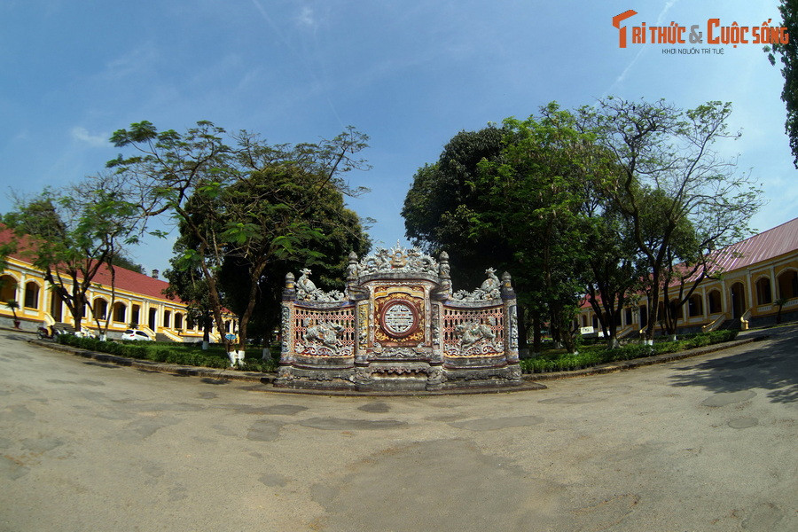 Trong kiến trúc truyền thống Huế, bình phong là công trình mang tính phong thủy, có ý nghĩa như lá chắn bảo vệ cho một địa điểm cụ thể. Trong vô số bức bình phong từng được xây dựng ở Huế, bình phong của Cơ Mật Viện (nay là trụ sở của TT Bảo tồn di tích Cố đô Huế) mang những giá trị đặc biệt.