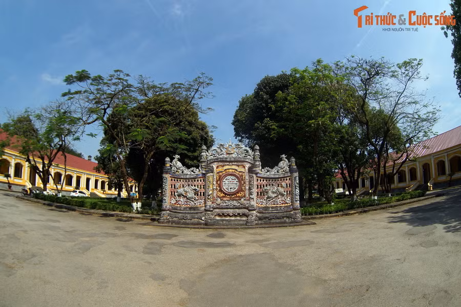 Trong kiến trúc truyền thống Huế, bình phong là công trình mang tính phong thủy, có ý nghĩa như lá chắn bảo vệ cho một địa điểm cụ thể. Trong vô số bức bình phong từng được xây dựng ở Huế, bình phong của Cơ Mật Viện (nay là trụ sở của TT Bảo tồn di tích Cố đô Huế) mang những giá trị đặc biệt.