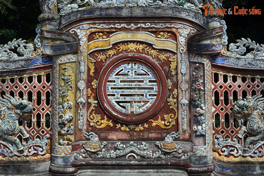 Đáng tiếc thay, sau năm 1945, khi Cơ Mật Viện thay đổi chức năng, người ta đã cải tạo tòa nhà chính và khuôn viên, sân vườn. Bức bình phong tuyệt đẹp trên đã bị đập bỏ.