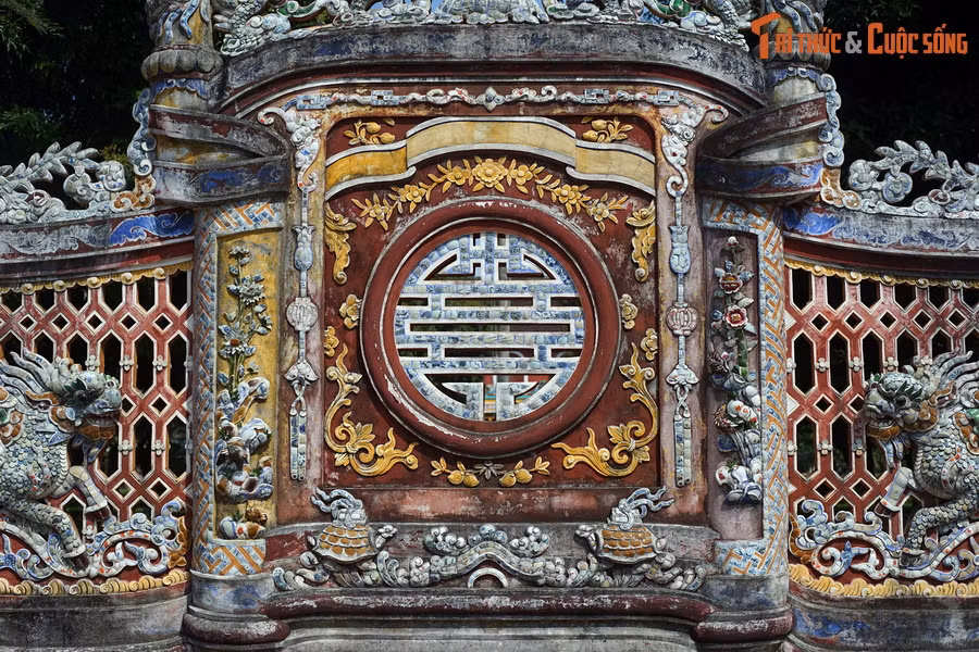 Đáng tiếc thay, sau năm 1945, khi Cơ Mật Viện thay đổi chức năng, người ta đã cải tạo tòa nhà chính và khuôn viên, sân vườn. Bức bình phong tuyệt đẹp trên đã bị đập bỏ.