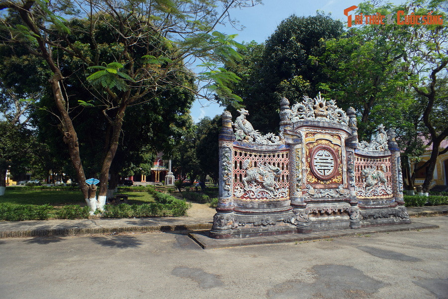 Theo sử liệu của nhà Nguyễn, bức bình phong này được xây dựng trong khoảng từ năm 1899-1903, cùng với việc xây cất tòa Cơ Mật Viện mới của triều Nguyễn, sau khi triều đại này bị thực dân Pháp “bảo hộ”.