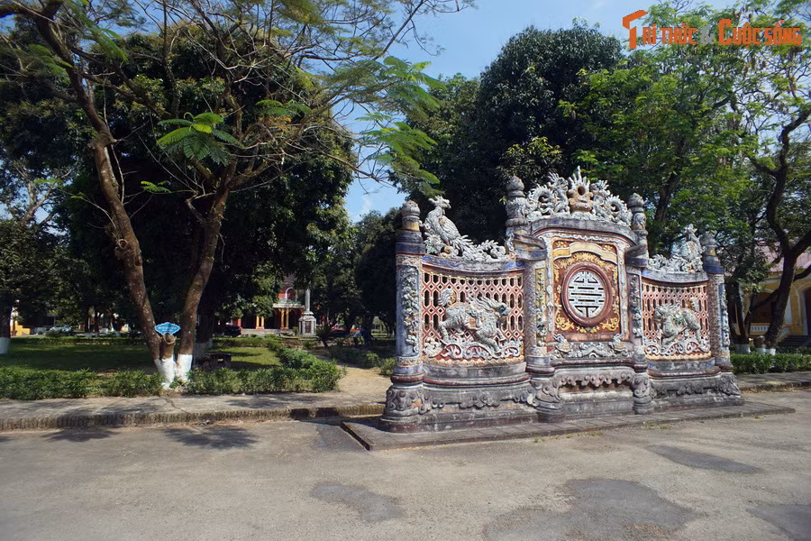 Theo sử liệu của nhà Nguyễn, bức bình phong này được xây dựng trong khoảng từ năm 1899-1903, cùng với việc xây cất tòa Cơ Mật Viện mới của triều Nguyễn, sau khi triều đại này bị thực dân Pháp “bảo hộ”.