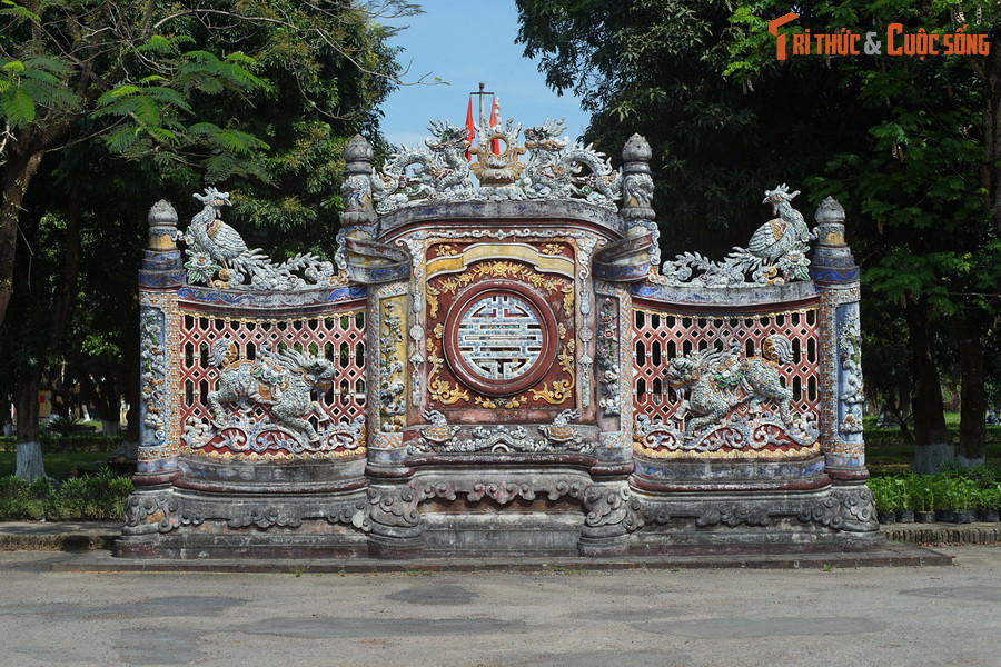 Theo các hình ảnh tư liệu và bản vẽ của L. Cadiere, bình phong được xây kiểu cuốn thư, trang trí tứ linh, chữ thọ và các biểu tượng truyền thống vô cùng tỉ mỉ, công phu, màu sắc lộng lẫy. Nó đã được lựa chọn làm bưu ảnh để giới thiệu về kinh đô Huế của triều Nguyễn.