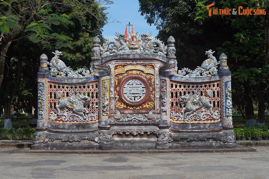 Theo các hình ảnh tư liệu và bản vẽ của L. Cadiere, bình phong được xây kiểu cuốn thư, trang trí tứ linh, chữ thọ và các biểu tượng truyền thống vô cùng tỉ mỉ, công phu, màu sắc lộng lẫy. Nó đã được lựa chọn làm bưu ảnh để giới thiệu về kinh đô Huế của triều Nguyễn.