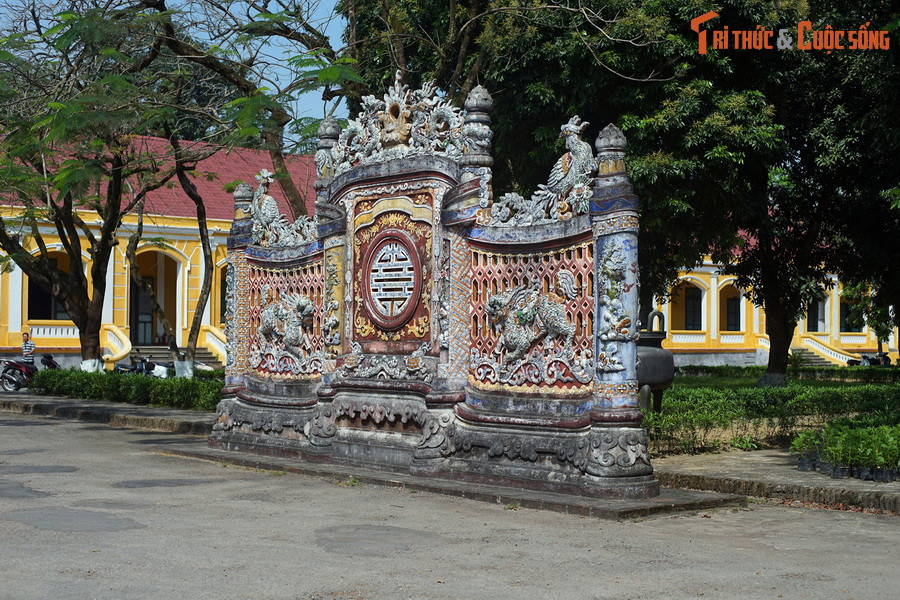 Theo đó, bình phong này đặt cách cổng chính 3 trượng và cách tòa Cơ Mật Viện 30 trượng, có các số đo cực đẹp tính theo cây thước phong thủy: Tổng chiều dài là 20 thước (7,680 mét), cao 12 thước (4,608 mét), dày tại chân đế 2 thước (0,767 mét).