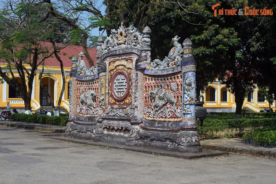 Theo đó, bình phong này đặt cách cổng chính 3 trượng và cách tòa Cơ Mật Viện 30 trượng, có các số đo cực đẹp tính theo cây thước phong thủy: Tổng chiều dài là 20 thước (7,680 mét), cao 12 thước (4,608 mét), dày tại chân đế 2 thước (0,767 mét).