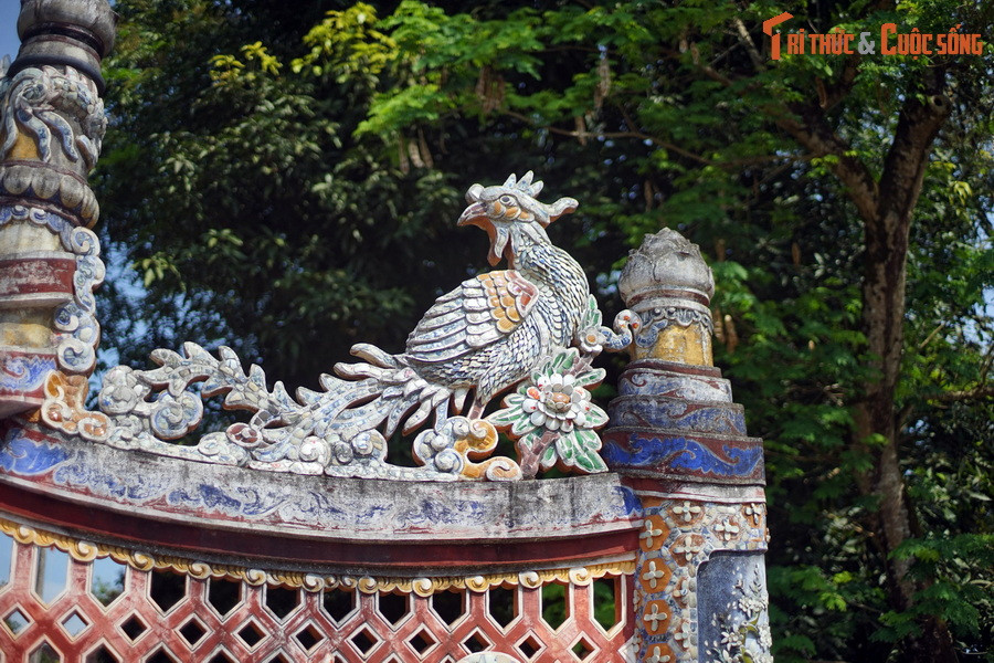 Sau một thời gian dài nghiên cứu, tìm giải pháp, Trung tâm đã quyết định xây dựng dự án phục hồi bức bình phong lịch sử trên. Tháng 9/2009, công tác thám sát khảo cổ học được thực hiện, làm xuất lộ toàn bộ phần nền móng công trình, cung cấp thêm các thông tin cần thiết cho dự án.