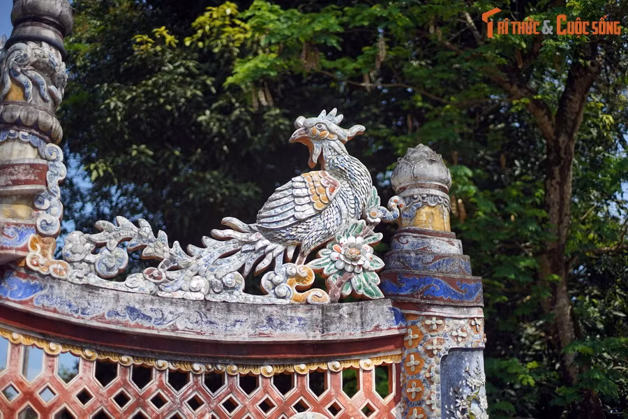 Sau một thời gian dài nghiên cứu, tìm giải pháp, Trung tâm đã quyết định xây dựng dự án phục hồi bức bình phong lịch sử trên. Tháng 9/2009, công tác thám sát khảo cổ học được thực hiện, làm xuất lộ toàn bộ phần nền móng công trình, cung cấp thêm các thông tin cần thiết cho dự án.