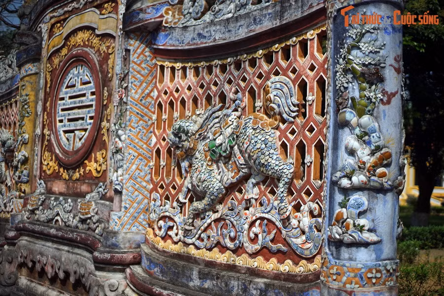 Quá trình nghiên cứu các nguồn tư liệu lịch sử và thám sát khảo cổ học đã đưa lại rất nhiều kết quả thú vị, đặc biệt là cách thiết kế đầy chất phong thủy của bức bình phong Cơ Mật Viện.