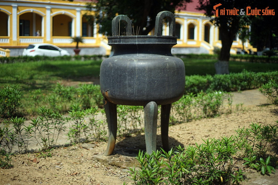 Điều đáng nói nữa là sau khi phục hồi công trình này, Trung tâm Bảo tồn Di tích Cố đô Huế đã “đòi” lại được và trả về đúng vị trí cũ chiếc đỉnh đồng đúc thời Thành Thái vốn được triều Nguyễn cho đặt ngay sau bức bình phong.