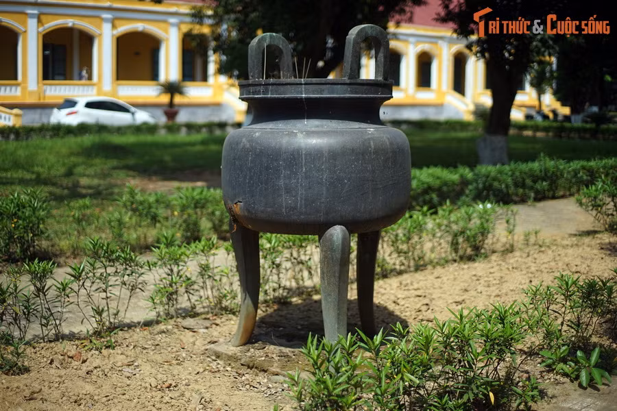 Điều đáng nói nữa là sau khi phục hồi công trình này, Trung tâm Bảo tồn Di tích Cố đô Huế đã “đòi” lại được và trả về đúng vị trí cũ chiếc đỉnh đồng đúc thời Thành Thái vốn được triều Nguyễn cho đặt ngay sau bức bình phong.