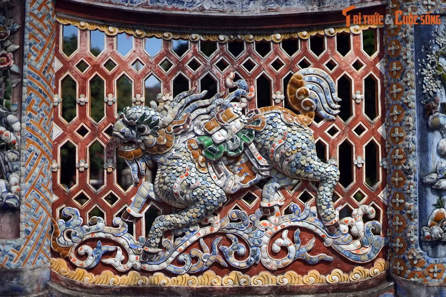 Việc nghiên cứu phục hồi các họa tiết trang trí được tiến hành hết sức cẩn trọng, công phu, và việc thi công chỉ được tiến hành sau khi dự án được Hội đồng Khoa học Nghệ thuật của Trung tâm (cấp cơ sở) và Hội đồng Khoa học của Bộ Văn hóa, Thể thao và Du lịch xem xét, phê duyệt.