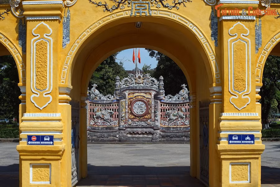 Tổng diện tích toàn khu vực Cơ Mật Viện khoảng 3 ha. Bức bình phong nằm phía sau cổng chính xây kiểu tam quan, được nhà Huế học nổi tiếng người Pháp Leopold Cardière đánh giá rất cao và cho thể hiện lại rất công phu trong tác phẩm La Art Hué (Nghệ thuật Huế), xuất bản từ năm 1936.