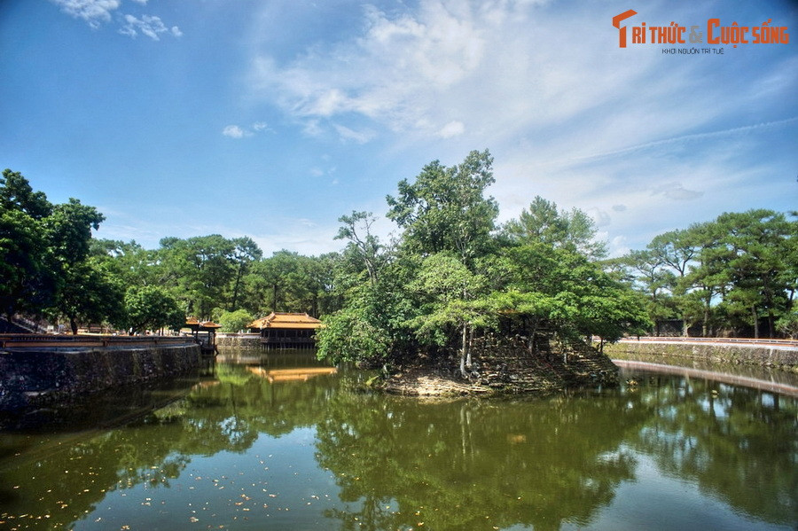 Ngoài sông, núi, khe, hồ của tự nhiên là lầu, đài, đình, tạ hoặc đắp thêm núi đất làm án, chẩm, hoặc đào thêm hào, khe làm huyền thủy... hình thành nên những tòa lăng tẩm với kiến trúc độc đáo, cảnh quan hài hoà, hùng vĩ mà thơ mộng. Ảnh: Hồ Lưu Khiêm ở lăng Tự Đức.