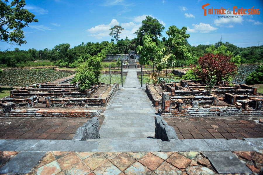 Lăng Thiệu Trị nằm trên núi Thuận Đạo, rộng 6ha, theo thế "sơn chỉ thủy giao" (núi dừng, nước giao). Phía trước có đồi Vọng Cảnh chầu bên phải, núi Ngọc Trản chầu bên trái thành thế "tả thanh long, hữu bạch hổ". Trước lăng có núi Chằm làm tiền án, phía sau có núi Kim Ngọc làm hậu chẩm... Ảnh: Bửu thành của lăng Thiệu Trị nhìn từ lầu Đức Hinh.