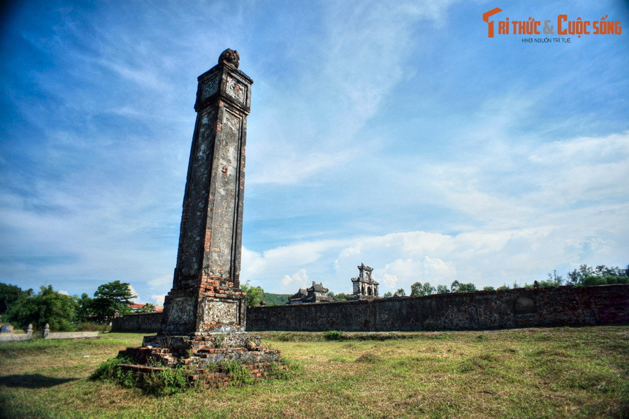 Sau lưng Bi đình là hai trụ hoa biểu (trụ dẫn linh hồn) cao vút. Qua Bi đình là tẩm điện, thờ thần vị của hoàng đế và hoàng hậu, bên ngoài bày những đồ ngự dụng lúc sinh thời. Phía trong Tẩm điện và hai bên có hai dãy nhà lớn gọi là Tả hữu tùng viện để các bà phi và kẻ hầu ở... Ảnh: Một trụ biểu ở lăng Dục Đức.