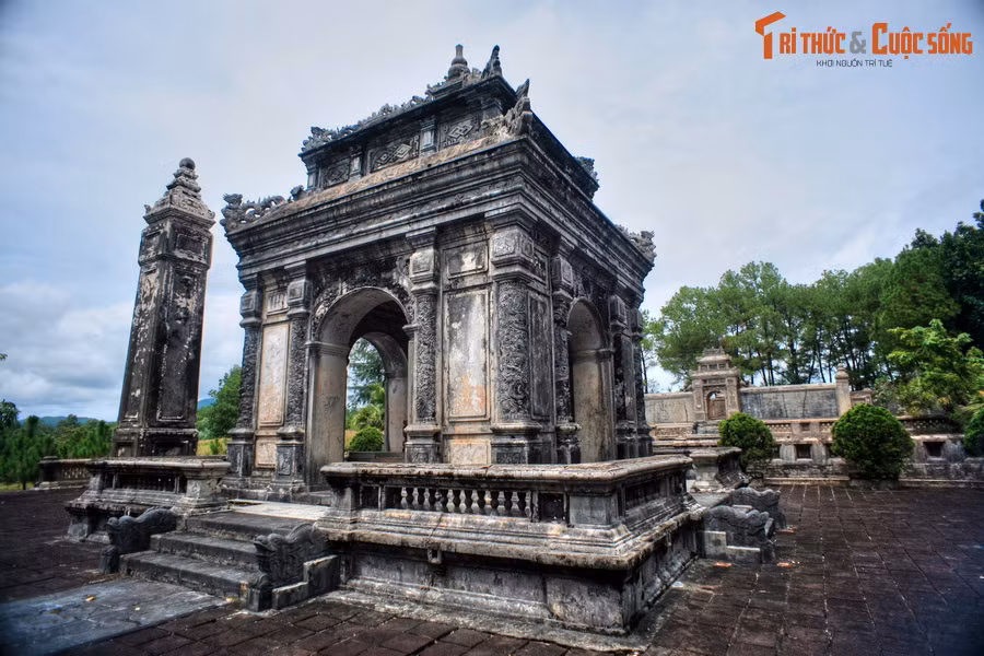 Trừ lăng Khải Định, khu lăng tẩm nào cũng chia làm hai phần chính là lăng và tẩm. Lăng là nơi an táng thi hài vua, tẩm là hành cung nơi vua làm việc, sinh hoạt, giải trí kiến trúc mô phỏng như hoàng cung. Vua thỉnh thoảng ngự giá đến đây để tiêu khiển, ngắm cảnh, làm thơ... Ảnh: Nhà bia của lăng Đồng Khánh.