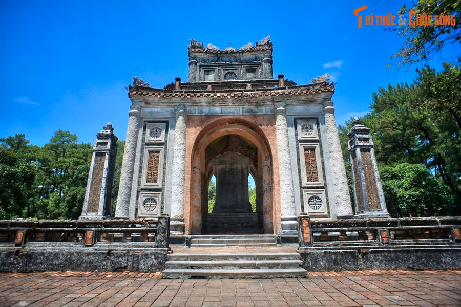 Tiếp đó là Bi đình (nhà bia) là toà nhà nhỏ có một tấm bia lớn trên bệ đá cao gọi là bia Thánh đức thần công. Trong bia khắc bài ký ghi nhớ công đức của vua. Ảnh: Nhà bia của lăng Tự Đức.