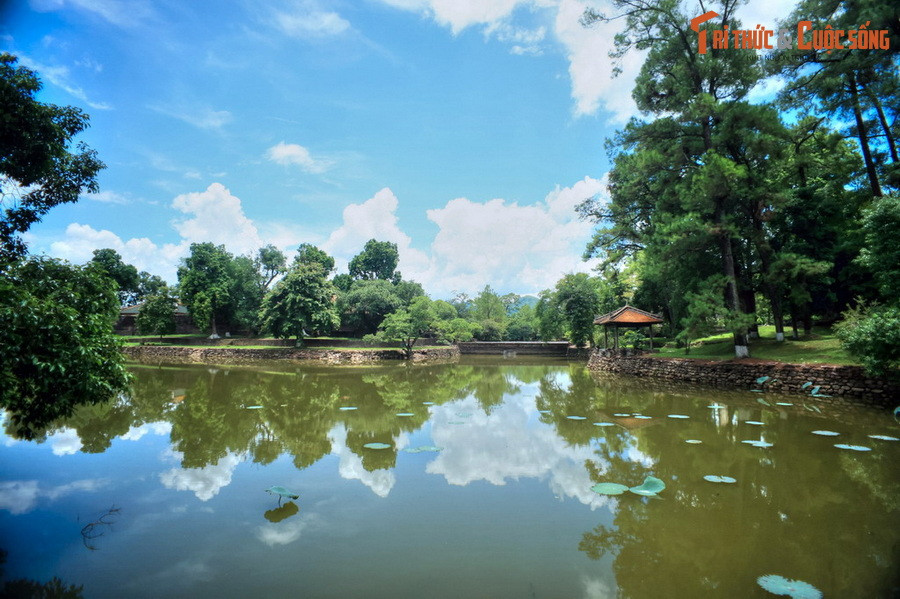 Ngược dòng lịch sử, ngay khi tại vị, các vua nhà Nguyễn đã cho tiến hành khảo sát địa thế, lập đồ án xây dựng lăng tẩm cho mình. Các quan ở Khâm Thiên Giám, bộ Lễ, bộ Công đi tìm cuộc đất, ngày khởi công, trình đồ án kiến trúc cho vua ngự duyệt. Ảnh: Hồ nước ở lăng Minh Mạng..