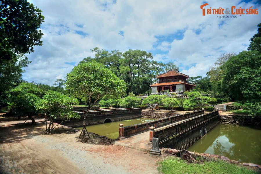 Lăng Minh Mạng rộng 15 ha, nằm trên núi Cẩm Kê (Hiếu Sơn), có núi Kim Phụng chầu, toàn lăng như một người nằm gối lên đồi cao, chân tay duỗi ra phía ngã ba sông. Quan Lê Văn Đức tìm ra đất này được vua thăng hai cấp. Ảnh: Hồ Trừng Minh và tòa Minh Lâu ở lăng Minh Mạng.