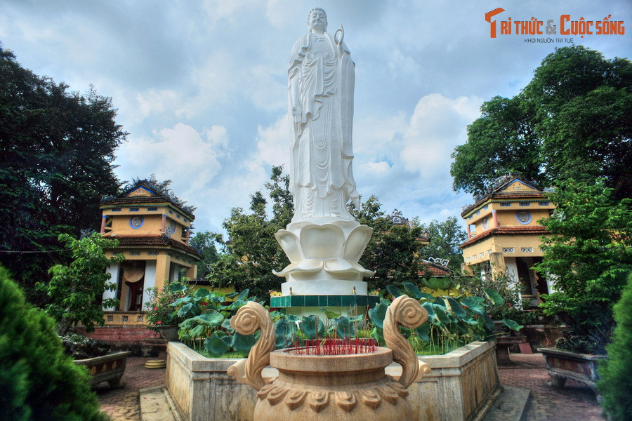 Sau năm 1945, cụ Huỳnh được Hồ Chủ tịch mời ra Hà Nội làm việc và giữ nhiều chức vụ quan trọng. Ngày 21/5/1947, cụ lâm bệnh nặng và mất tại Quảng Ngãi. Theo tâm nguyện của cụ Huỳnh, nhân dân đã an táng cụ trên đỉnh núi Thiên Ấn... Ảnh: Chùa Thiên Ấn - ngôi chùa cổ nổi tiếng của Quảng Ngãi nằm trên đỉnh núi, cách mộ cụ Huỳnh không xa.