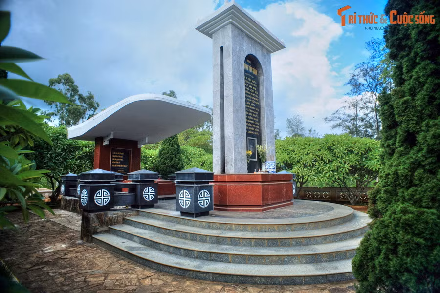 Ngược dòng thời gian, cụ Huỳnh Thúc Kháng sinh năm 1876, tại làng Bình Thạnh, xã Tiên Cảnh, huyện Tiên Phước, tỉnh Quảng Nam. Trong những năm cuối thế kỷ 19, đầu thế kỷ 20, cụ là một trong những nhà lãnh đạo của phong trào Duy Tân. Ảnh: Khu mộ cụ Huỳnh có khuôn viên rộng rãi, nhiều cây xanh.