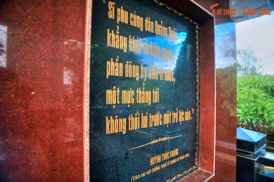 Trong thời kỳ vận động dân chủ 1936 - 1939, báo ra ba kỳ một tuần. Mặc dù chỉ có 4 trang nhưng do khổ báo lớn nên dung lượng bài vở của báo khá phong phú. Ảnh: Di ngôn yêu nước của cụ Huỳnh được khắc ghi trên bình phong sau mộ phần.