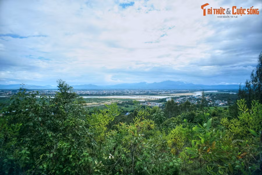 Dù chỉ tồn tại trong 16 năm, tờ báo do cụ Huỳnh dẫn dắt đã có ảnh hưởng to lớn trong giới trí thức miền Trung, góp phần đánh thức tinh thần ái quốc trong hàng trăm nghìn người con nước Việt. Ảnh: Phong cảnh Quảng Ngãi nhìn từ mộ cụ Huỳnh.