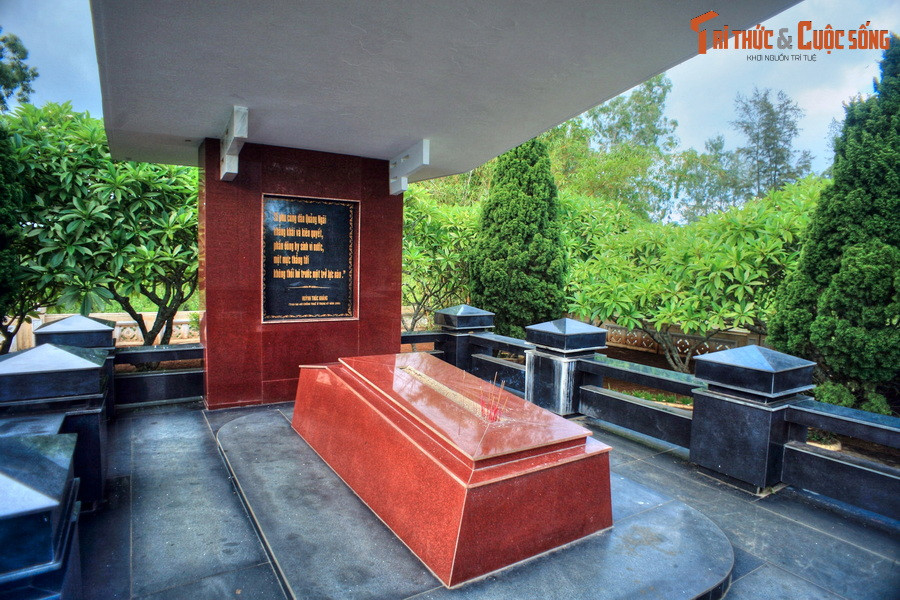 Hầu hết các bài xã luận đăng trên Tiếng Dân đều do cụ Huỳnh Thúc Kháng viết với mục đích kích thích lòng yêu nước của độc giả. Sự ra đời của tờ báo đã đáp ứng yêu cầu của người dân miền Trung về một tờ báo tiếng Việt có quan điểm đúng đắn.