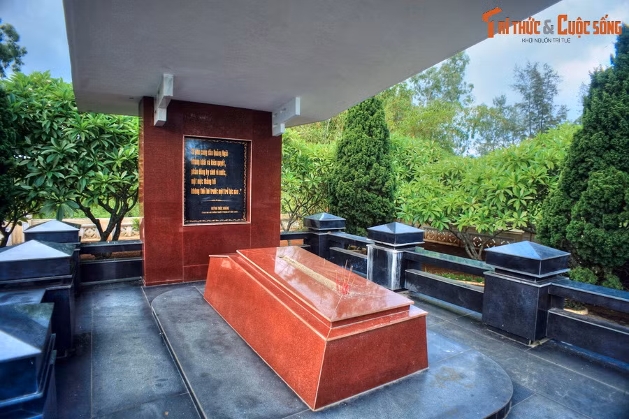 Hầu hết các bài xã luận đăng trên Tiếng Dân đều do cụ Huỳnh Thúc Kháng viết với mục đích kích thích lòng yêu nước của độc giả. Sự ra đời của tờ báo đã đáp ứng yêu cầu của người dân miền Trung về một tờ báo tiếng Việt có quan điểm đúng đắn.