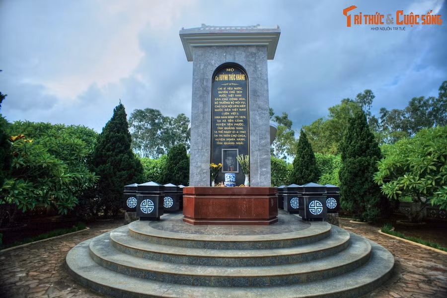 Năm 1908, cụ bị bắt rồi bị đày ở Côn Đảo đến năm 1921 mới được trả tự do. Mãn tù, Khâm Sứ Trung Kỳ Pasquier chiêu dụ cụ ra làm quan. Cụ Huỳnh đã cự tuyệt sự dụ dỗ này bằng những lời lẽ khẳng khái. Ảnh: Trước mộ có bàn thờ liền kề một đài bia cao.