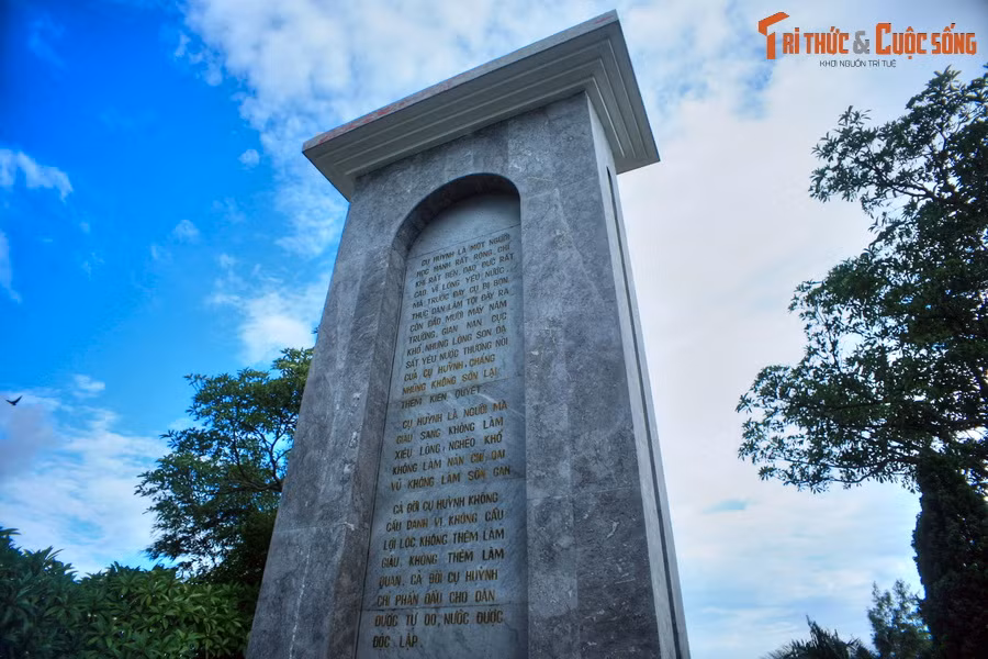 Tuy có ra trễ hơn so với các tờ báo cách mạng ở Hà Nội và Sài Gòn nhưng báo Tiếng Dân đã đảm nhận một vai trò chính trị quan trọng trong bối cảnh đất nước bị kìm kẹp dưới ách cai trị của thực dân Pháp. Ảnh: Những lời ngợi ca lòng yêu nước, sự liêm chính và đức hi sinh của cụ Huỳnh được khắc trên bia mộ.