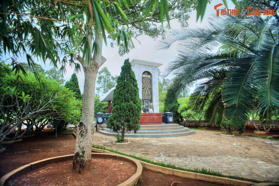 Cụ tuyên bố: “Hoặc là cho đăng nguyên văn, hoặc là bỏ, một chữ cũng không sửa”. Toàn quyền Pháp lúc bấy giờ không thể chấp nhận thái độ chống đối đó của cụ Huỳnh, ngày 21/4/1943, đã ra quyết định đình bản báo Tiếng Dân.