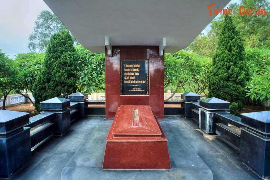 Ngày 10/8/1927 báo Tiếng Dân - tờ báo chủ trương chống chính quyền bảo hộ - ra số đầu, cụ Huỳnh làm Chủ nhiệm kiêm Chủ bút tờ báo đặt trụ sở tại Huế này. Tờ báo có khổ 58 x 42cm, phát hành mỗi tuần hai kỳ. Ảnh: Mộ phần của cụ Huỳnh được ốp đá hoa cương đỏ.