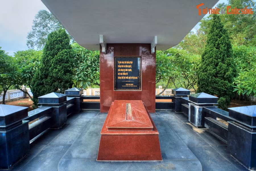 Ngày 10/8/1927 báo Tiếng Dân - tờ báo chủ trương chống chính quyền bảo hộ - ra số đầu, cụ Huỳnh làm Chủ nhiệm kiêm Chủ bút tờ báo đặt trụ sở tại Huế này. Tờ báo có khổ 58 x 42cm, phát hành mỗi tuần hai kỳ. Ảnh: Mộ phần của cụ Huỳnh được ốp đá hoa cương đỏ.