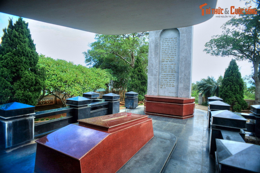 Tờ báo Tiếng Dân là tờ báo chính trị, nhưng cụ Huỳnh không quên đăng các bài thơ, văn tuyển chọn, thường là của Phan Bội Châu, Phan Tây Hồ, Bích Khê và nhiều cây bút tên tuổi khác.