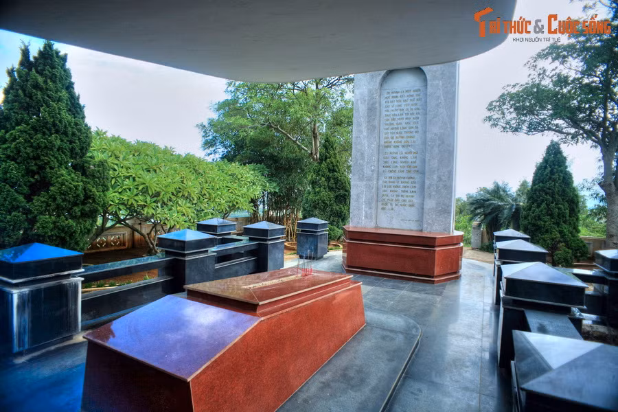 Tờ báo Tiếng Dân là tờ báo chính trị, nhưng cụ Huỳnh không quên đăng các bài thơ, văn tuyển chọn, thường là của Phan Bội Châu, Phan Tây Hồ, Bích Khê và nhiều cây bút tên tuổi khác.