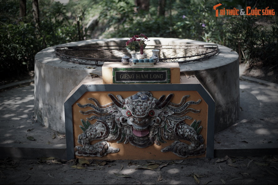 Tất cả các thầy phong thủy được mời tới xem đều có chung kết luận là phía trước khu đất mà chúa định xây dinh lũy (sau này là Kinh thành Huế) có một dãy núi có long mạch.