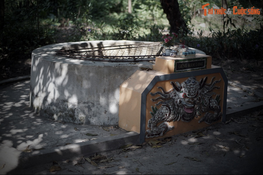 Chúa Nguyễn cho người tìm hiểu xem thầy phong thủy đã trấn yểm như thế nào thì không một ai được rõ. Chỉ nghe lời đồn là một chiếc giếng đã được thầy phong thủy đào ở đâu đó trong dãy núi này.