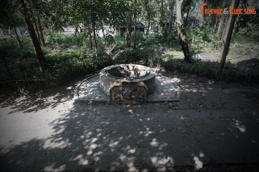 Theo thông lệ, vào những ngày rằm, mùng 1 hoặc lễ Tết, người dân Huế lên chùa Báo Quốc thắp hương, vãn cảnh thường ghé qua giếng Hàm Long để cầu may mắn, sức khỏe, bình an cho gia đình.