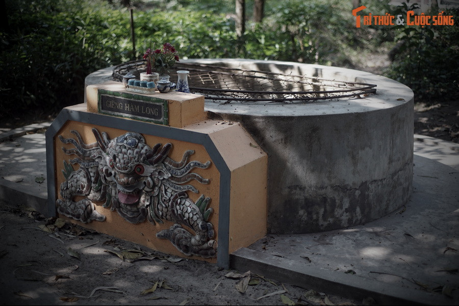 Chúa hỏi làm thế nào để ở lại vùng đất này yên ổn, thì được đáp là phải tìm được người có công lực rất cao ra tay yểm long mạch thì rồng mới chịu ngủ yên, mưa gió mới chấm dứt.