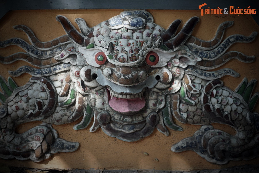 Việc chúa đưa quân đến đây khiến con rồng cư ngụ ở dãy núi bị kinh động nên gào thét gây ra mưa to gió lớn.