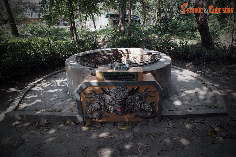 Trước tình hình này, chúa Nguyễn đã cho quân lính đi khắp nơi mời các thầy giỏi về thuật phong thủy đến xem vùng đất Thuận Hóa này có thuận lợi cho việc xây dựng cơ nghiệp hay không.