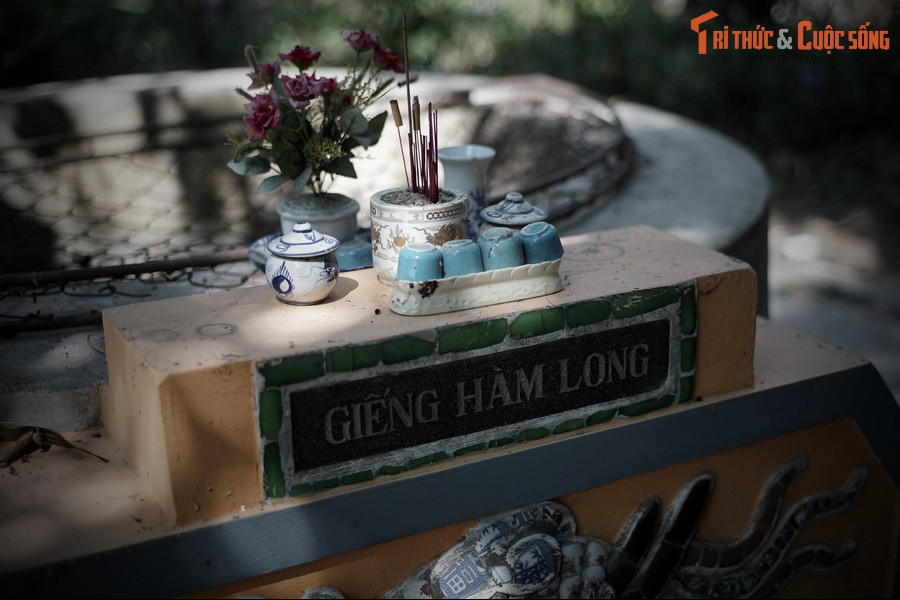 Khi nhà chùa cho tu sửa giếng, các thợ làm giếng đã làm phát lộ mạch nước lớn mát lạnh và ngọt lành phun ra liên tục như miệng con rồng. Từ đó giếng được gọi là giếng Hàm Long.